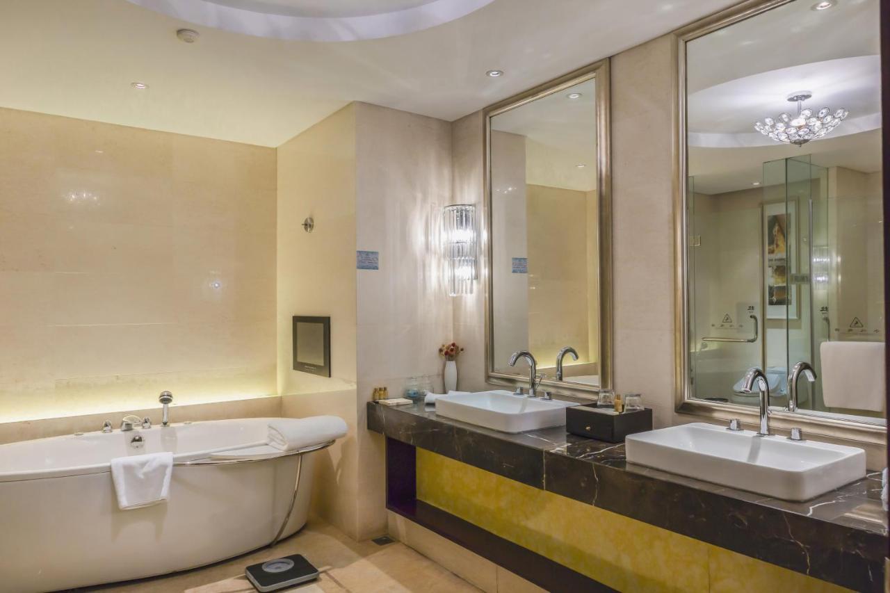 Wyndham Xinyang Downtown Hotel ภายนอก รูปภาพ