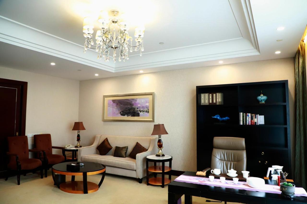 Wyndham Xinyang Downtown Hotel ภายนอก รูปภาพ