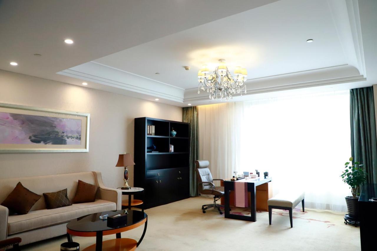 Wyndham Xinyang Downtown Hotel ภายนอก รูปภาพ
