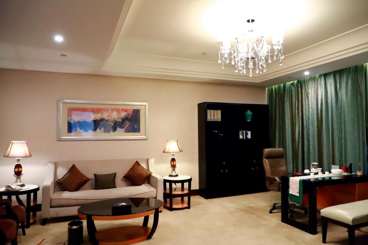 Wyndham Xinyang Downtown Hotel ภายนอก รูปภาพ