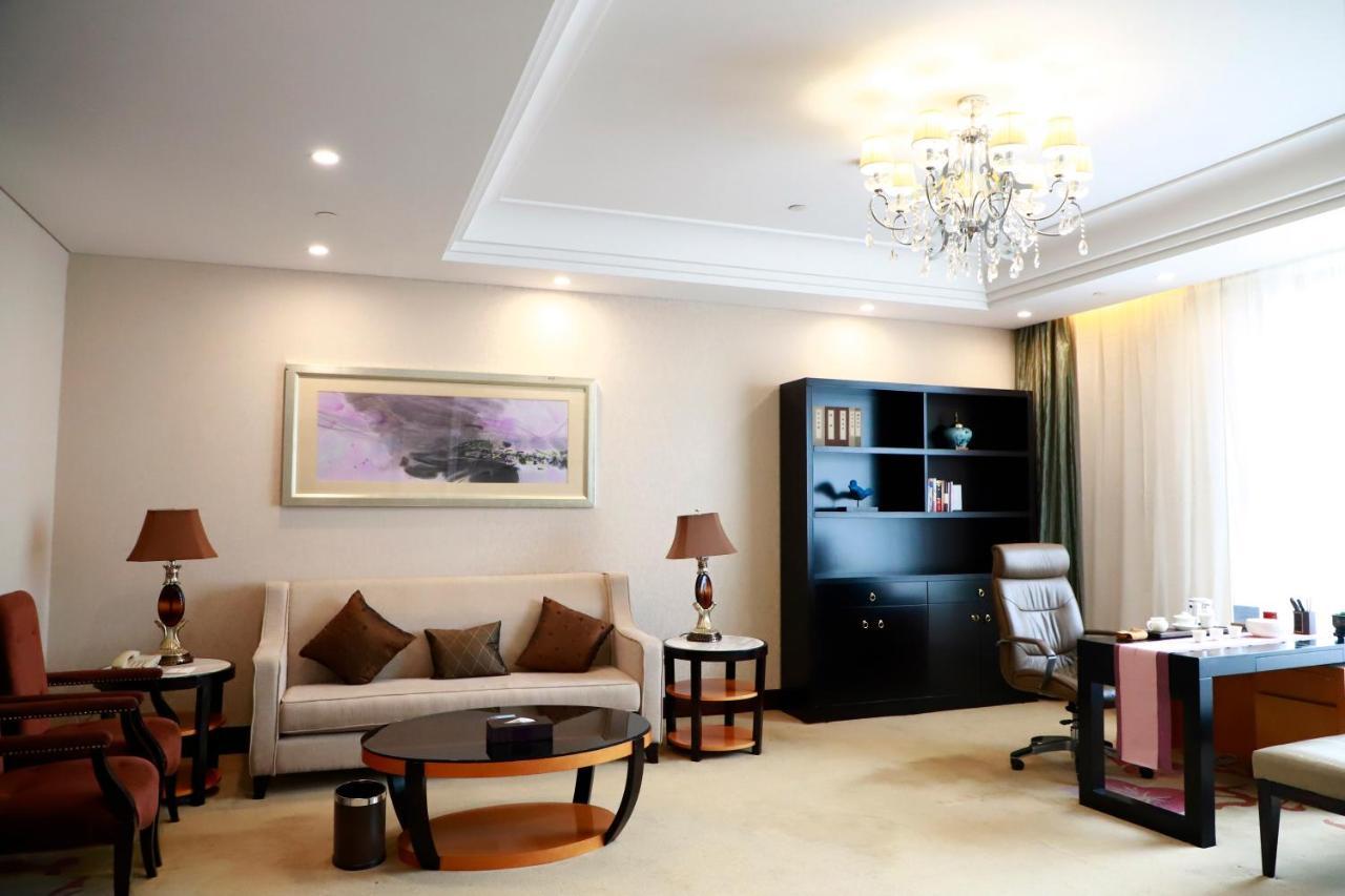 Wyndham Xinyang Downtown Hotel ภายนอก รูปภาพ