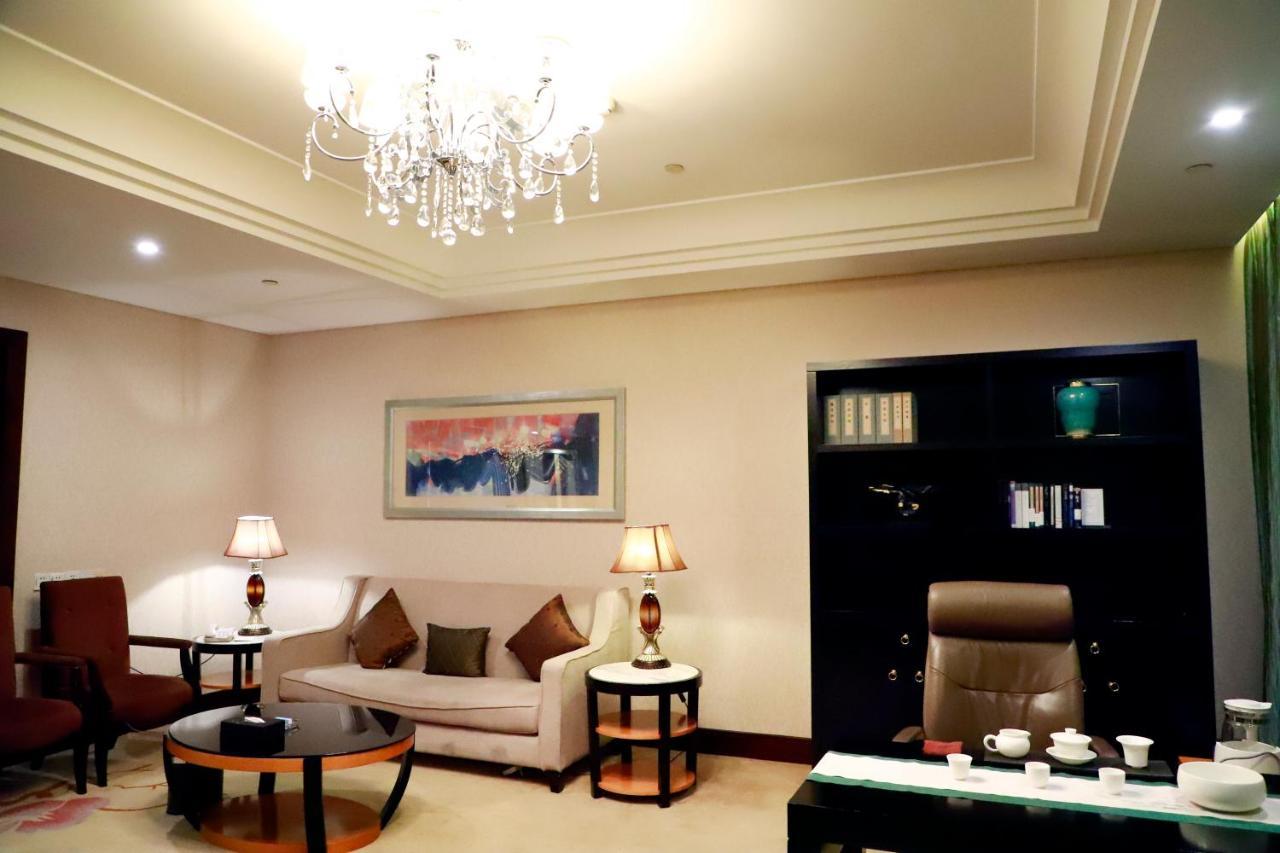 Wyndham Xinyang Downtown Hotel ภายนอก รูปภาพ