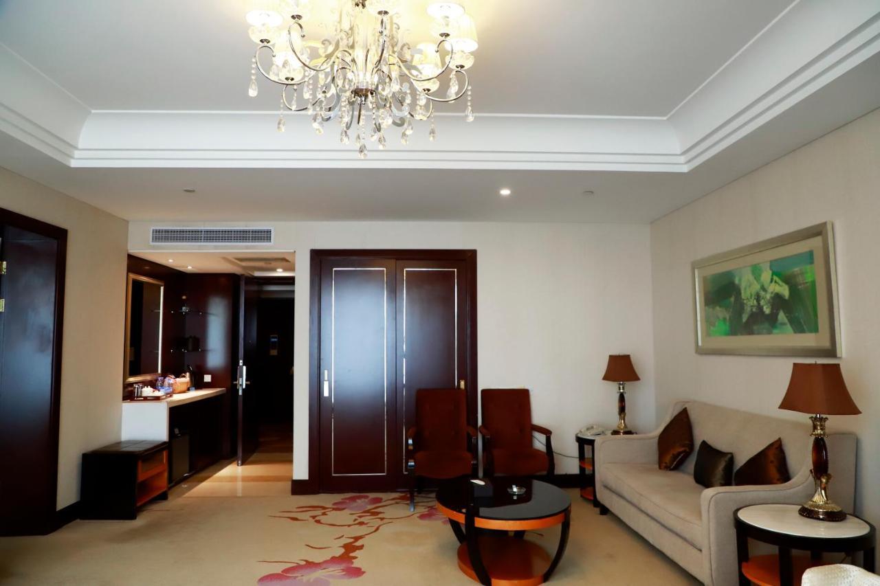 Wyndham Xinyang Downtown Hotel ภายนอก รูปภาพ