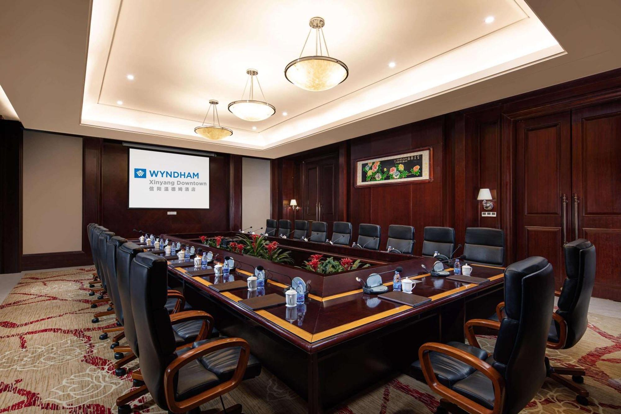 Wyndham Xinyang Downtown Hotel ภายนอก รูปภาพ