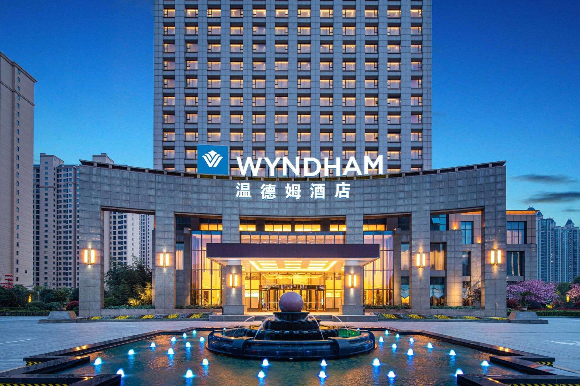Wyndham Xinyang Downtown Hotel ภายนอก รูปภาพ
